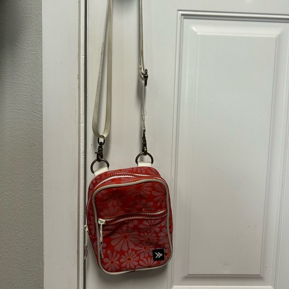 Thread Crossbody - Picture 3 of 3